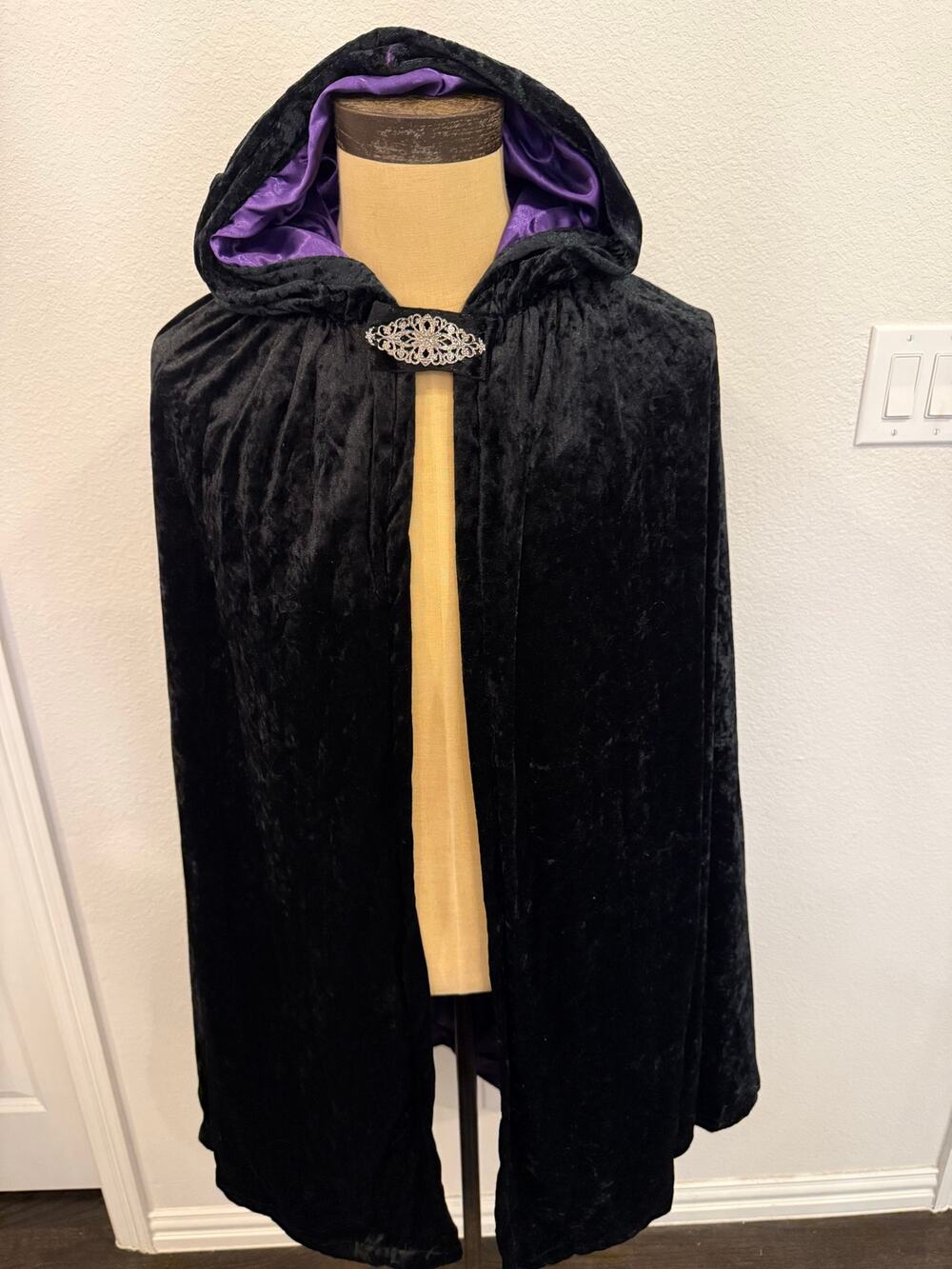 Kid’s Black Purple Vampire Hooded Cape Venetian Halloween costume Kids M 10-12